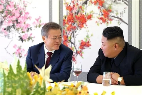 Nhà lãnh đạo Triều Tiên Kim Jong-un (phải) và Tổng thống Hàn Quốc Moon Jae-in trong cuộc gặp hồi tháng 9. (Ảnh: YONHAP/TTXVN)