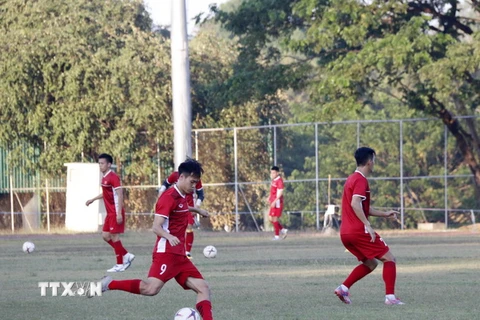 Cầu thủ Việt Nam tập luyện trước trận đấu. (Nguồn: Phạm Kiên/TTXVN)