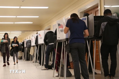 Cử tri Mỹ bỏ phiếu bầu Quốc hội giữa nhiệm kỳ tại điểm bầu cử ở San Francisco, ngày 6/11. (Ảnh: THX/TTXVN)