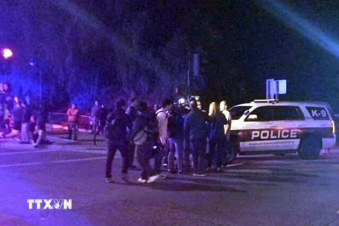 Cảnh sát điều tra tại hiện trường vụ xả súng ở Thousand Oaks, California, Mỹ ngày 7/11. (Ảnh: AFP/TTXVN)