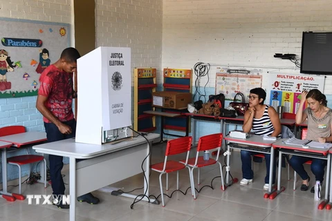 Cử tri Brazil bỏ phiếu tại một địa điểm bầu cử ở Rio de Janeiro hôm 28/10. (Ảnh: AFP/TTXVN)
