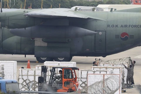 Máy bay quân sự Hàn Quốc vận chuyển hoa quả đến Triều Tiên. (Nguồn: AP News)