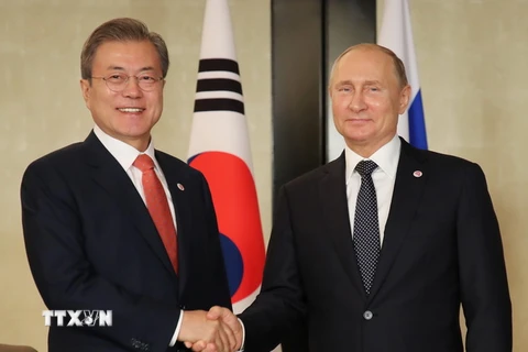 Tổng thống Hàn Quốc Moon Jae-in (trái) và Tổng thống Nga Vladimir Putin trong cuộc hội đàm tại Singapore ngày 14/11. (Ảnh: Yonhap/TTXVN)