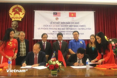 Lễ ký kết Biên bản ghi nhớ giữa Hiệp hội doanh nghiệp Việt Nam tại Malaysia (VMBIZ) và Phòng thương mại Malaysia-Việt Nam (MVCC). (Ảnh: Hoàng Nhương/Vietnam+)