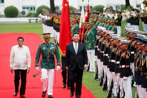Chủ tịch nước Trung Quốc Tập Cập Bình và Tổng thống Philippines Rodrigo Duterte duyệt đội danh dự. (Nguồn: Reuters)