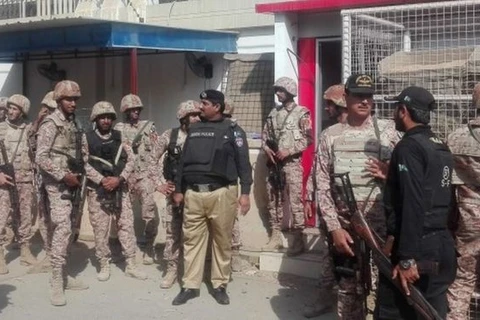 Lực lượng an ninh Pakistan kiểm soát an ninh bên ngoài Lãnh sự quán Trung Quốc. (Nguồn: AFP)