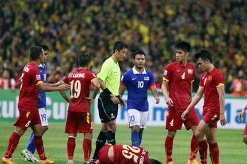 Trọng Tài Ma Ning bỏ qua nhiều lỗi vào bóng thô bạo của Malaysia với cầu thủ Việt Nam ở bán kết AFF Cup 2014.
