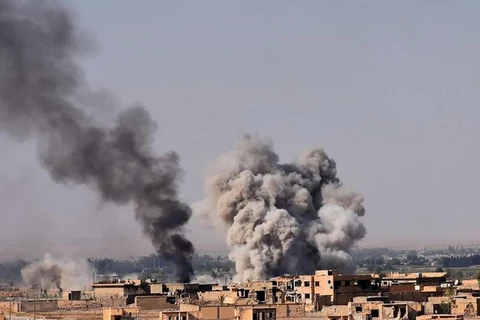 Khói bốc lên sau một vụ tấn công ở Deir Ezzor. (Nguồn: AFP)