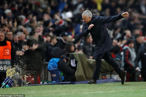 Cận cảnh HLV Mourinho đập phá điên cuồng ngay tại Old Trafford