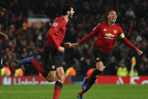 Fellaini (trái) ghi bàn đưa Manchester United vào vòng 1/8. (Nguồn: Reuters)