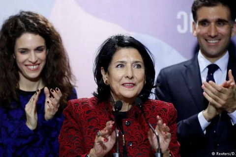 Bà Zurabishvili (giữa) tái đắc cử Tổng thống Gruzia. (Nguồn: Reuters)