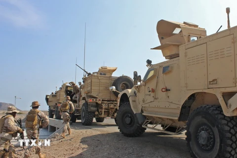 Binh sỹ thuộc liên quân do Saudi Arabia đứng đầu tuần tra tại thành phố cảng Aden, miền nam Yemen. (Ảnh:AFP/TTXVN)