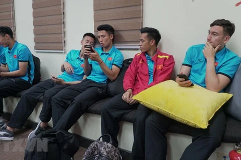 Các cầu thủ Việt Nam tại phòng chờ nhập cảnh tại sân bay Bacolod. (Ảnh: Hoàng Linh/TTXVN)