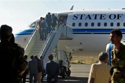 Phái đoàn Houthi chuẩn bị lên máy bay đến Thụy Điển. (Nguồn: AFP)