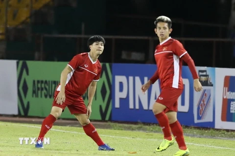 Các cầu thủ đội tuyển Việt Nam tập làm quen trên sân Panaad. (Ảnh: Hoàng Linh/TTXVN)