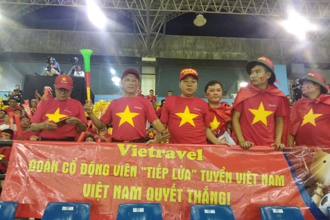 Cổ động viên cổ vũ tuyển Việt Nam đối đầu Philippines ở bán kết lượt đi. (Ảnh: Vietnam+)