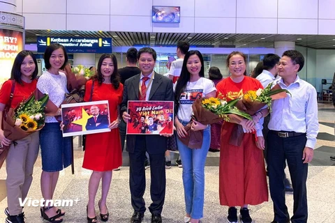 Đại sứ Lê Quý Quỳnh và bà con ra tận sân bay đón đội tuyển Việt Nam. (Ảnh: Lương Hòa/Vietnam+)