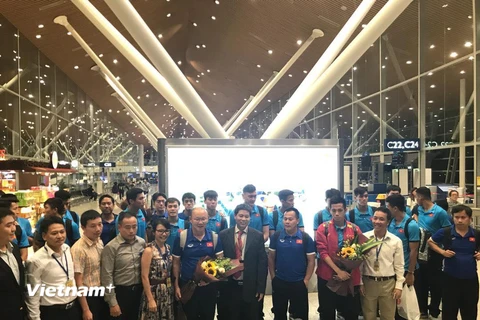 Đại sứ quán Lê Quý Quỳnh tặng hoa cho đội tuyển Việt Nam tại sân bay. (Ảnh: Lương Hòa/Vietnam+)