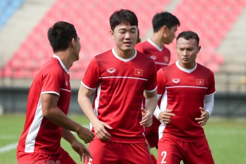 Các cầu thủ Việt Nam trên sân tập tại Malaysia. (Ảnh: Hoàng Linh/TTXVN)