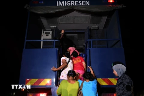 Cảnh sát bắt giữ người lao động nhập cư trái phép tại Port Dickson, ngày 11/7/2017. (Ảnh: AFP/TTXVN)