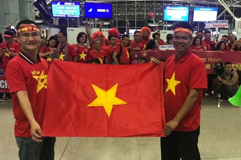 Cổ động viên lên đường sang Malaysia, 'tiếp lửa' cho tuyển Việt Nam