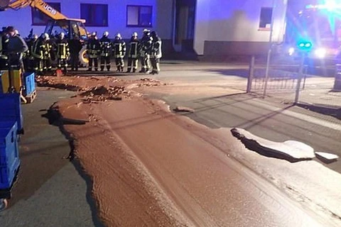 Chocolate tràn ra đường tại Đức. (Nguồn: Daily Mail)