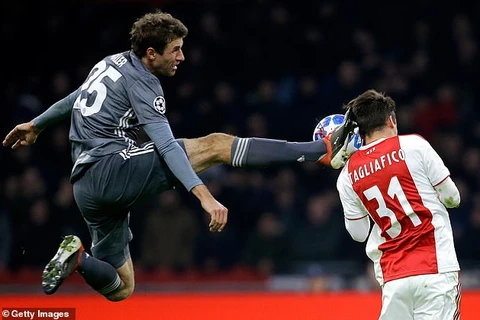 Mueller lĩnh thẻ đỏ trực tiếp sau pha phạm lỗi với cầu thủ Ajax. (Nguồn: Getty Images)