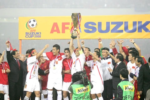 Đội tuyển Việt Nam trên bục vinh quang ở AFF Suzuki Cup 2008.