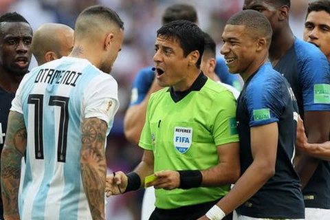 Ông Alireza Faghani điều khiển trận Pháp - Argentina ở World Cup 2018. (Nguồn: AP)