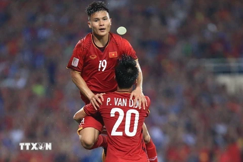 Quang Hả và Văn Đức được ESPN bình chọn trong đội hình tiêu biểu AFF Cup 2018. (Ảnh: Trọng Đạt/TTXVN)