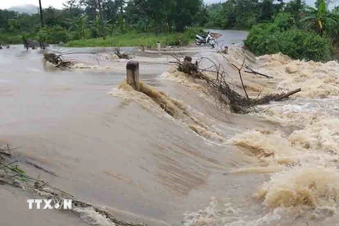 Nhiều tuyến đường giao thông ở huyện M’Đrắk bị nước lũ nhấn chìm gây chia cắt do mưa lớn. (Ảnh: TTXVN phát)