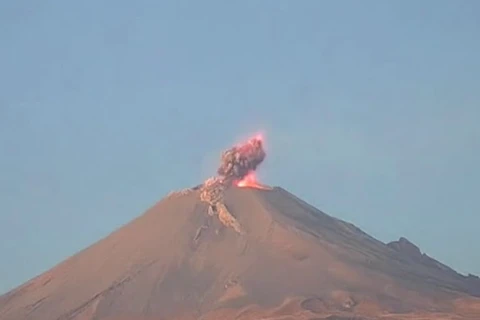 Video cận cảnh núi lửa nổi tiếng Popocatepetl phun trào