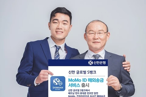 HLV Park Hang-seo và Lương Xuân Trường chụp ảnh quảng cáo cho Shinhan Bank. (Nguồn: Shinhan Bank)