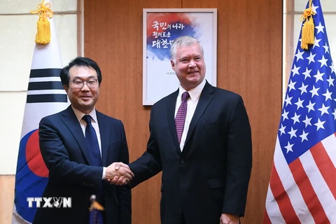 Ông Stephen Biegun (phải) và ông Lee Do-hoon trong cuộc gặp tại Seoul ngày 11/9. (Ảnh: Yonhap/TTXVN)