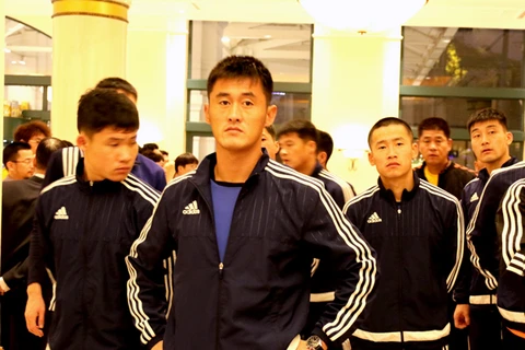 Cầu thủ Triều Tiên đặt chân đến Hà Nội. (Nguồn: VFF)