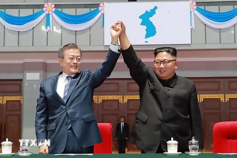 Tổng thống Hàn Quốc Moon Jae-in (trái) và nhà lãnh đạo Triều Tiên Kim Jong-un trong cuộc gặp tại Bình Nhưỡng ngày 19/9. (Ảnh: AFP/TTXVN)