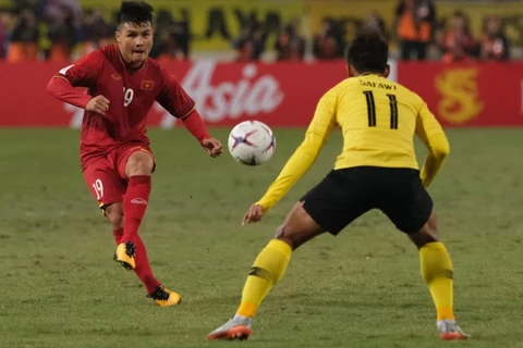 Quang Hải trong trận đấu với Malaysia ở AFF Cup 2018. (Nguồn: Fox Sports)