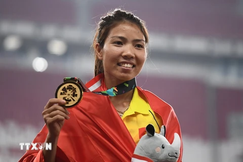 Bùi Thị Thu Thảo trên bục nhận huy chương tại Asian Games 2018. (Ảnh: AFP/TTXVN)