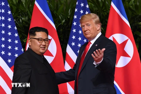 Tổng thống Mỹ Donald Trump (phải) và nhà lãnh đạo Triều Tiên Kim Jong-un tại Hội nghị thượng đỉnh Mỹ-Triều ở Singapore ngày 12/6. (Ảnh: AFP/TTXVN)