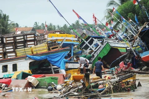 Cảnh tàn phá của sóng thần tại Pandeglang, tỉnh Banten, Indonesia ngày 23/12. (Ảnh: THX/TTXVN)