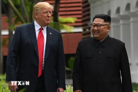 Tổng thống Mỹ Donald Trump (trái) và nhà lãnh đạo Triều Tiên Kim Jong-un tại hội nghị thượng đỉnh lần đầu tiên ở Singapore ngày 11/6/2018. (Ảnh: AFP/TTXVN)