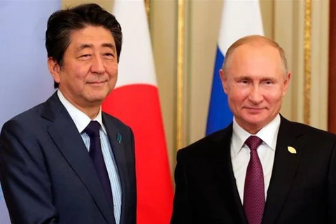 Thủ tướng Nhật Bản Shinzo Abe (trái) và Tổng thống Nga Vladimir Putin trong cuộc gặp gần đây. (Nguồn: AP)