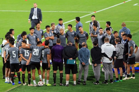 Tuyển Thái Lan họp toàn đội trong buổi tập trước trận gặp Ấn Độ. (Nguồn: AFC)