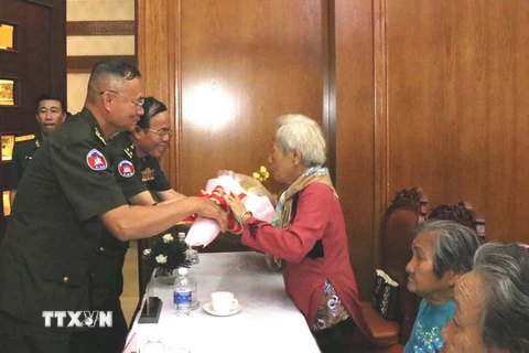 Trung tướng Eng Huong, Phó Tư lệnh Quân khu 4, Quân đội Hoàng gia Campuchia tặng hoa cho Mẹ Việt Nam Anh hùng Trần Thị Kháng. (Ảnh: Xuân Khu/TTXVN)