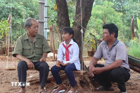 Ba thế hệ dân làng Kloong sau 40 năm chuyển làng từ Campuchia về xã Ia O, huyện Ia Grai, tỉnh Gia Lai. (Ảnh: Dư Toán/TTXVN)