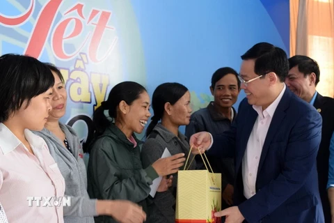 Phó Thủ tướng Vương Đình Huệ trao quà tết cho người lao động tỉnh Kon Tum. (Ảnh: Cao Nguyên/TTXVN)