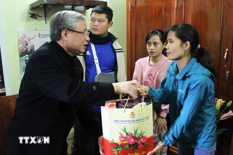 Đồng chí Trần Quốc Vượng tặng quà chị Nguyễn Thị Hồng, là công nhân bị ung thư và có hoàn cảnh đặc biệt. (Ảnh: Tùng Lâm/TTXVN)