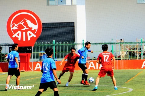 Một pha tranh bóng trong trận đấu của Đội liên quân thanh niên Đại sứ quán Việt Nam. (Ảnh: Minh Hưng/Vietnam+)