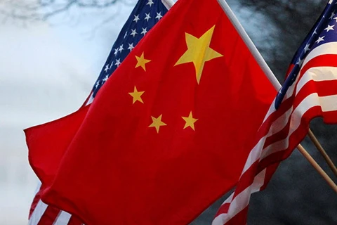 Quốc kỳ của hai nước Mỹ và Trung Quốc. (Nguồn: sputnik)