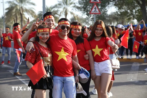 Cổ động viên 'nhuộm đỏ' Abu Dhabi trước trận Việt Nam - Iraq